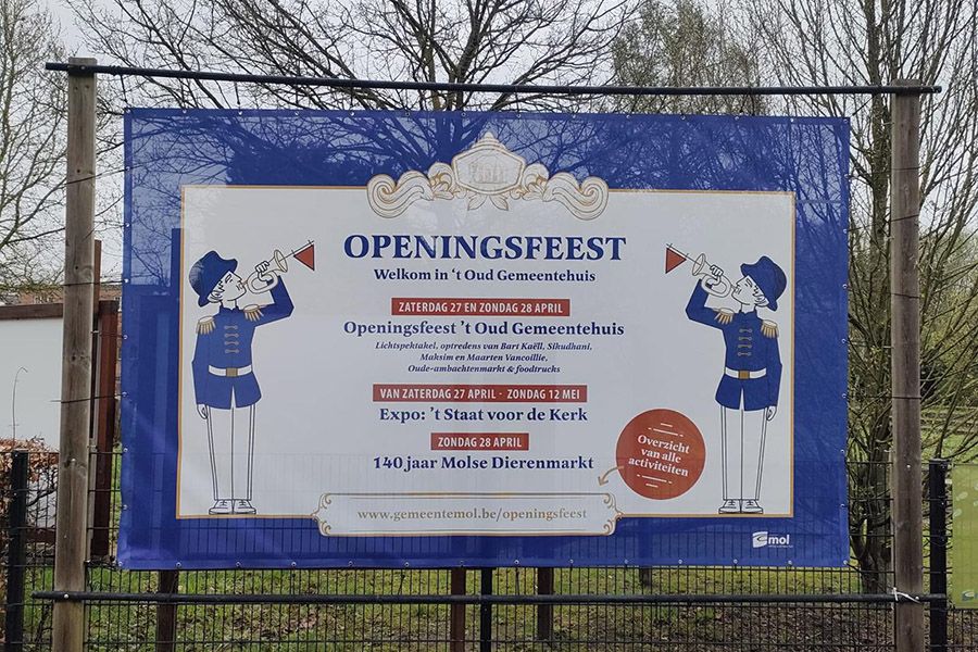gemeentelijke aankondiging op een winddoorlatende spandoek (mesh)